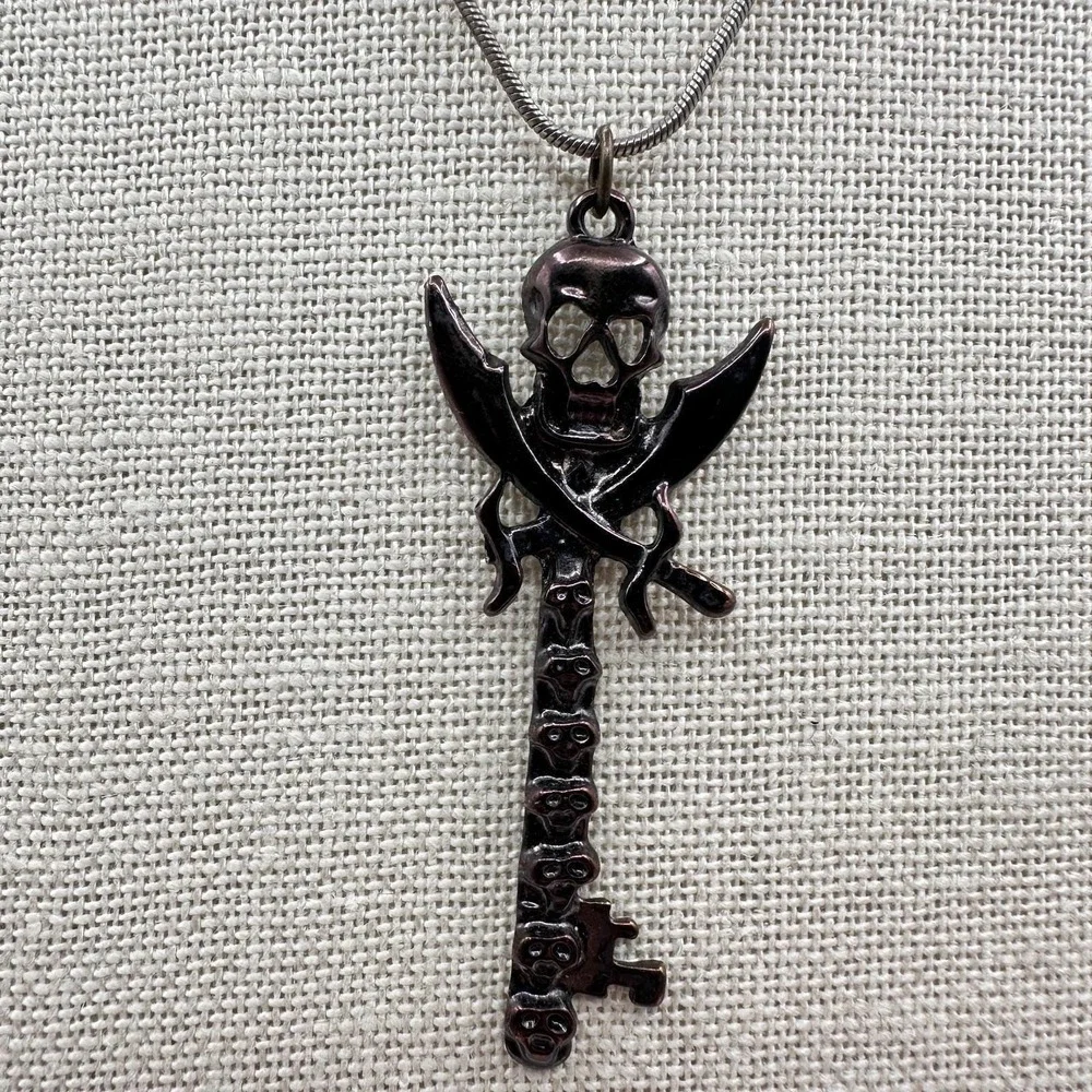Vintage Y2K Silver Tone Snake Chain Pirate Skull Key Pendant‎ Necklace Jewelry